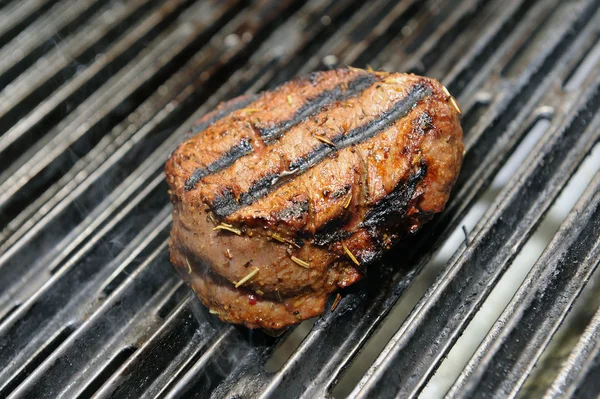 Eef steak cooking on an open flame grill — Stock Photo, Image