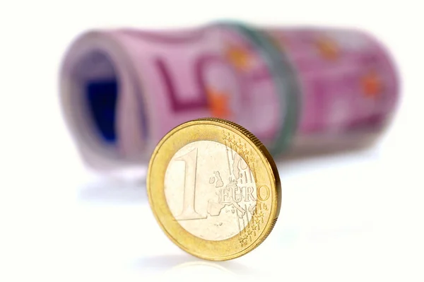 Moeda de um euro em notas de EUR 500 — Fotografia de Stock