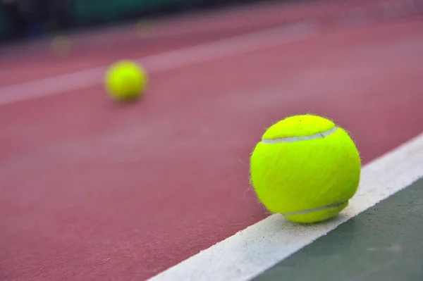 Tenisové míče střílel na venkovní tenisový kurt — Stock fotografie