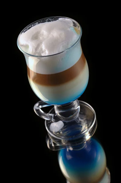 Cocktail met koffie en slagroom, melk en likeur curacao — Stockfoto