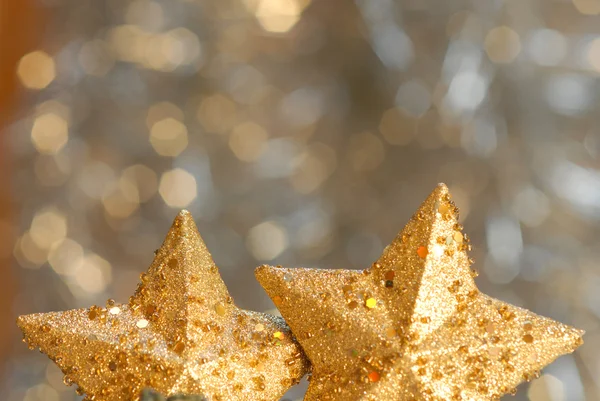 Due stelle d'oro sullo sfondo sfocatura con copyspace — Foto Stock
