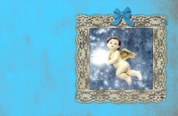 Vintage kerstkaarten, engel in een oud schilderij op blauwe muur — Stockfoto
