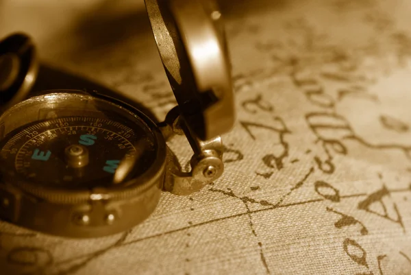 Древний компас и фон карты — стоковое фото