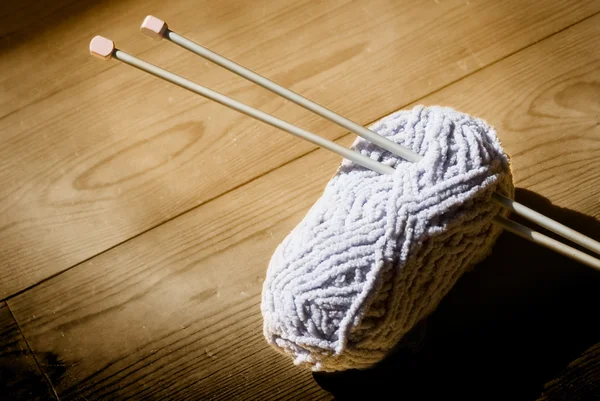 Bola de lã e agulhas de tricô — Fotografia de Stock