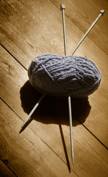 Espinha de lã e agulhas de tricô — Fotografia de Stock