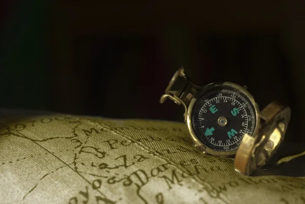 Древний компас и фон карты — стоковое фото