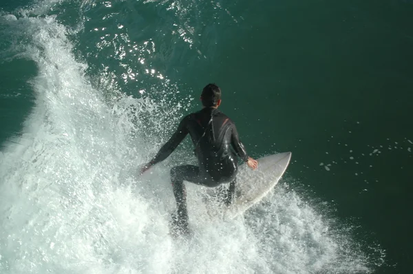 Mladík surfování — Stock fotografie