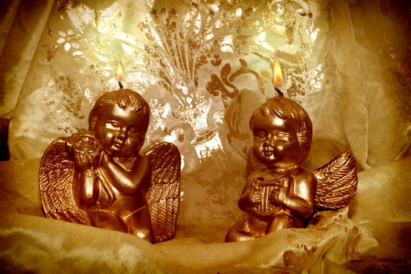 Рождественские ангелы при свечах — стоковое фото