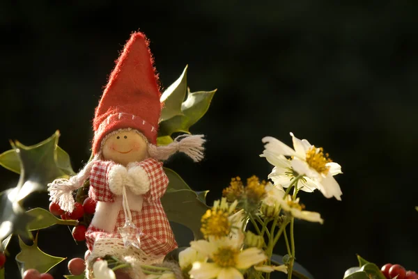 Elf Świętego Mikołaja wśród zimowych kwiaty — Zdjęcie stockowe