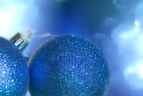 Noel kartı iki parlak mavi topları — Stok fotoğraf