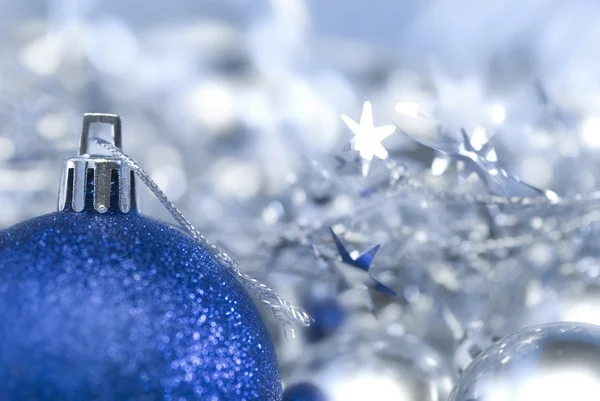 Julkort blå boll och silver stjärnor — Stockfoto