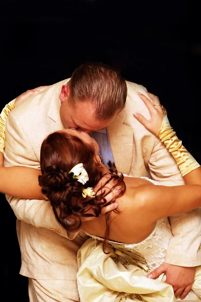 The groom and the bride kiss — Stock fotografie