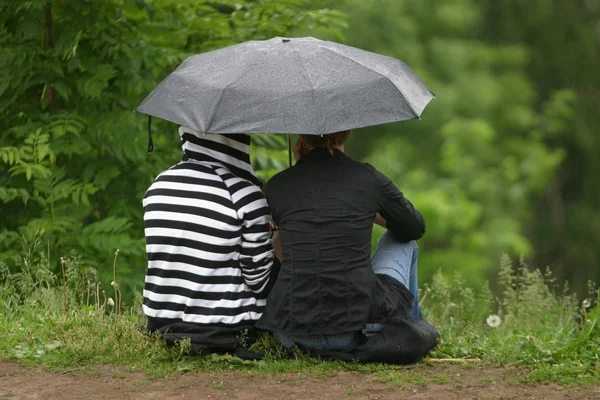 Namoradas sob um guarda-chuva — Fotografia de Stock