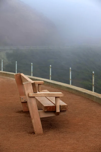Деревянная скамейка в тумане — стоковое фото