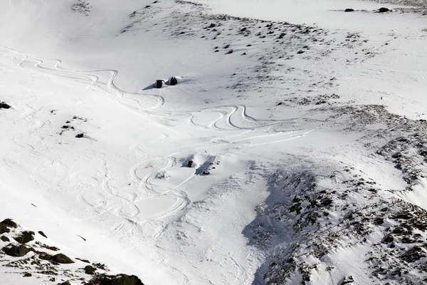 Pista de esqui nas montanhas — Fotografia de Stock