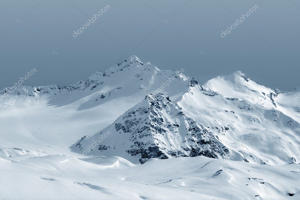Bjerge i skyer Stock-billede