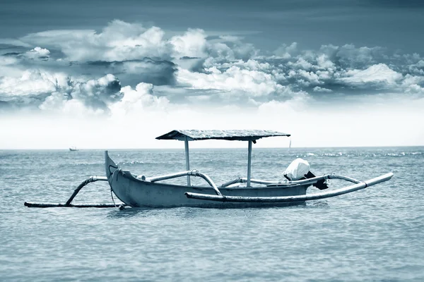 Barca solitaria all'oceano — Foto Stock