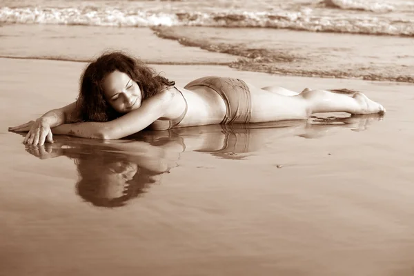 Menina bonita em uma costa de oceano — Fotografia de Stock