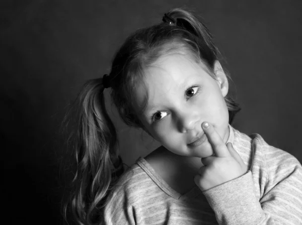 Retrato 5 anos menina no estúdio — Fotografia de Stock