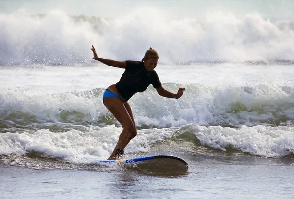 Kobieta - surfer w Oceanie — Zdjęcie stockowe