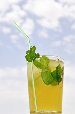 Mojito gökyüzü arka plan ile kokteyl