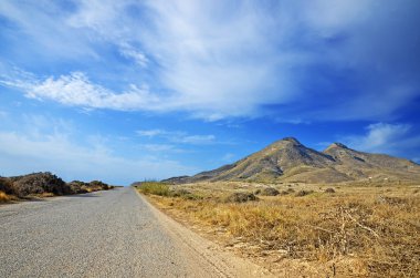 cabo de gata'nın eski bir yanardağ giden yol