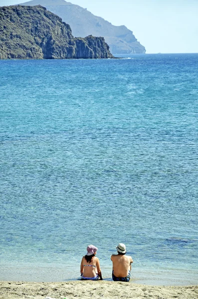 Пара сидящих на пляже. Кабо-де-Гата — стоковое фото