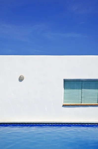 Piscine près de la maison sur un fond bleu ciel — Photo