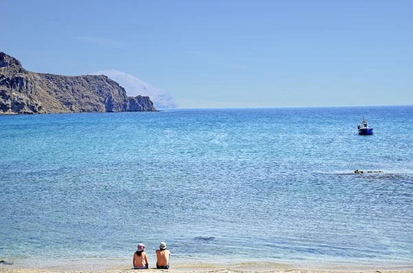 Пара сидящих на пляже. Кабо-де-Гата — стоковое фото