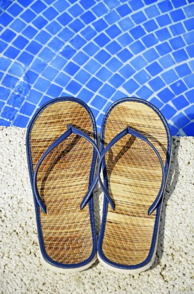 Sandálias na piscina — Fotografia de Stock