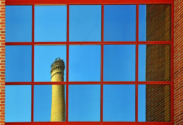 Escritório vidro reflexo velha fábrica chaminé — Fotografia de Stock