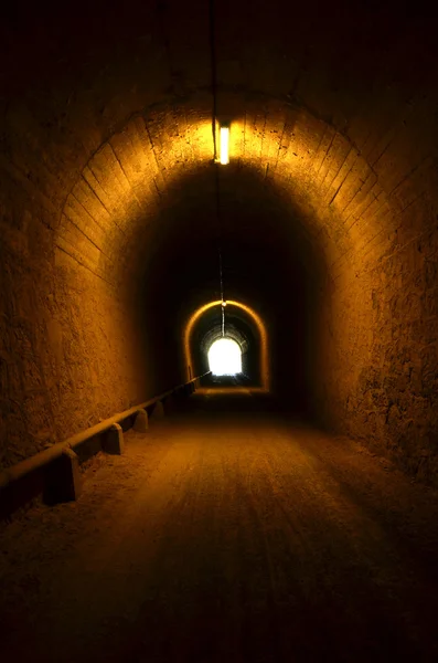 トンネルの終わりに光で照らされて — ストック写真