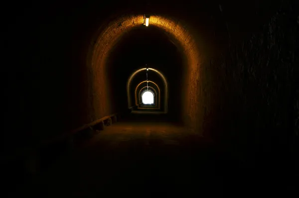 Túnel iluminado con luz al final — Foto de Stock