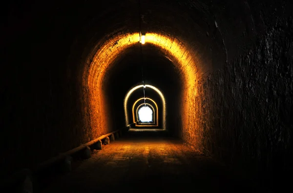 Túnel iluminado com luz na extremidade — Fotografia de Stock