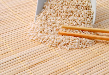 Bambu zemin üzerine yemek çubukları ile pirinç