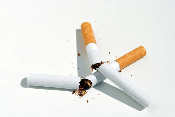 kırık iki sigara kavramını sigarayı bırakmak.
