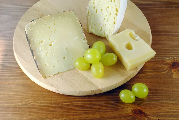 Włoski ser z winogron na drewnianą deską do krojenia — Zdjęcie stockowe