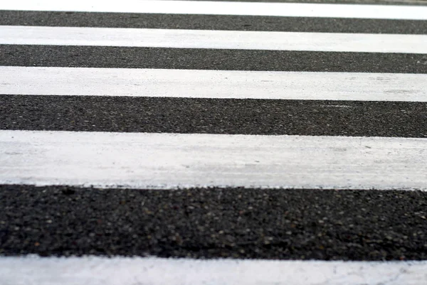 Clássico cruzamento zebra urbana para — Fotografia de Stock