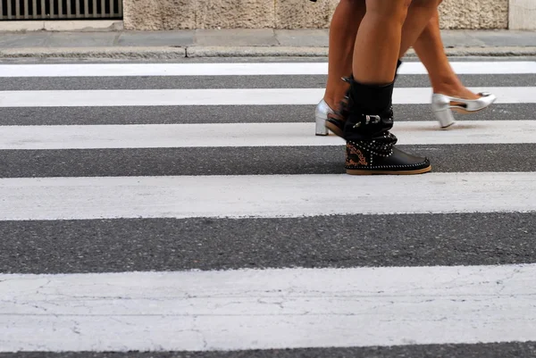 Classic urban zebra attraversamento con i piedi — Foto Stock