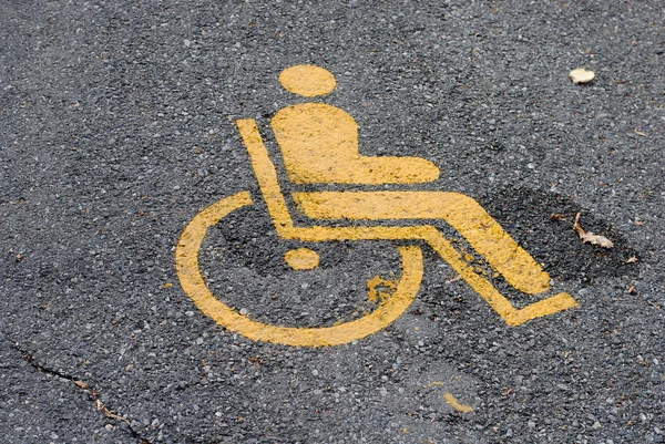 Marcação rodoviária amarela para estacionamento inválido e com deficiência — Fotografia de Stock