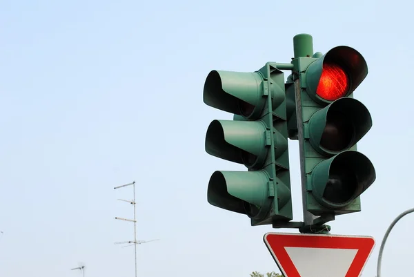 Semáforo vermelho, em uma cena urbana — Fotografia de Stock