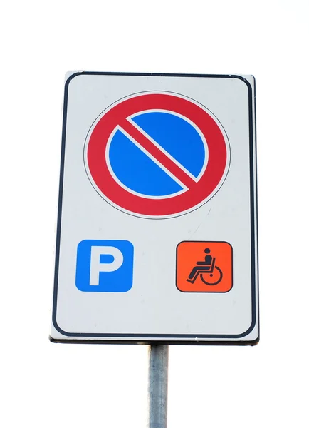 Verkehrszeichen in der Nähe von Parkplätzen, nur für Behinderte und Behinderte — Stockfoto