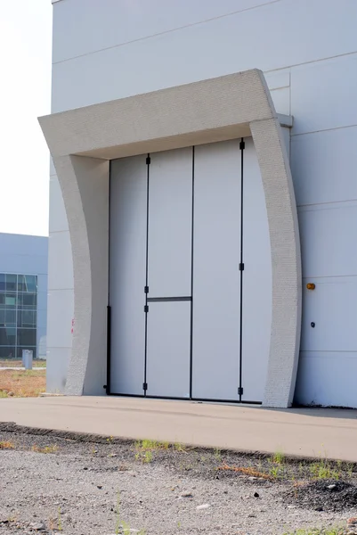 Puerta principal de una casa de utensilios, edificio industrial nuevo — Foto de Stock