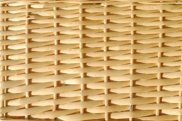Cesta de vime com padrão original, fundo de palha — Fotografia de Stock