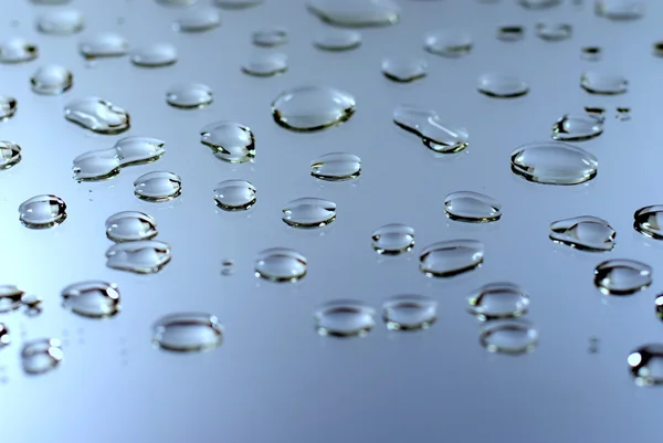 Gotas de água em um espelho como fundo — Fotografia de Stock