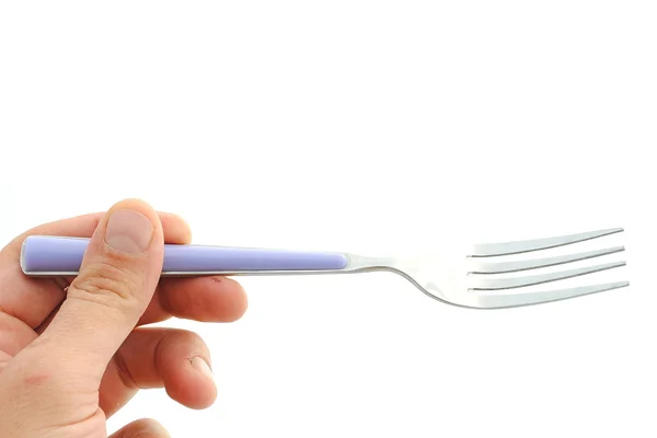 La mano del hombre sostiene un tenedor violeta sobre fondo blanco — Foto de Stock