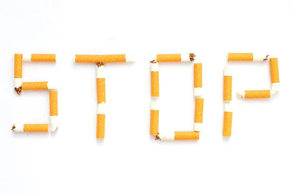 Sigarayı bırakma kavramını sigara izmaritleriyle yaz. — Stok fotoğraf