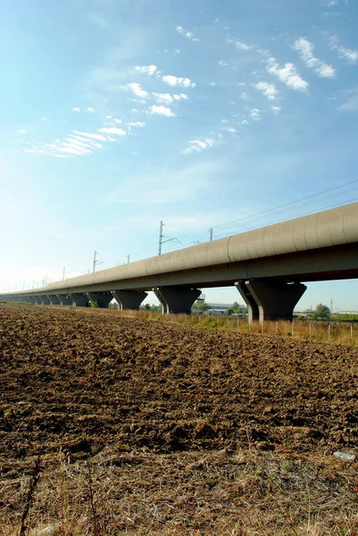 Yüksek hızlı tren yükseltilmiş demiryolu tarım arazileri — Stok fotoğraf