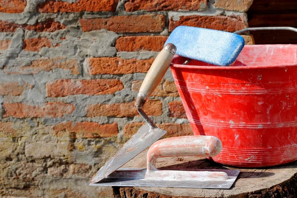 Cazzuole, spatole e secchi, utensili per muratori — Foto Stock