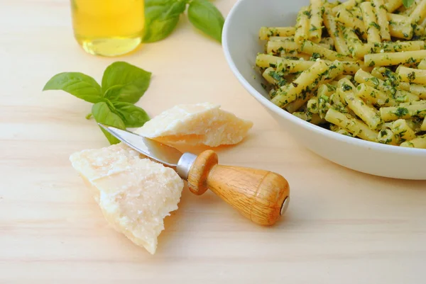 Macarrones con salsa típica italiana de albahaca machacada, queso y aceite —  Fotos de Stock